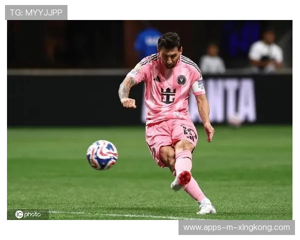 迈阿密国际定位球机会，梅西直接攻门